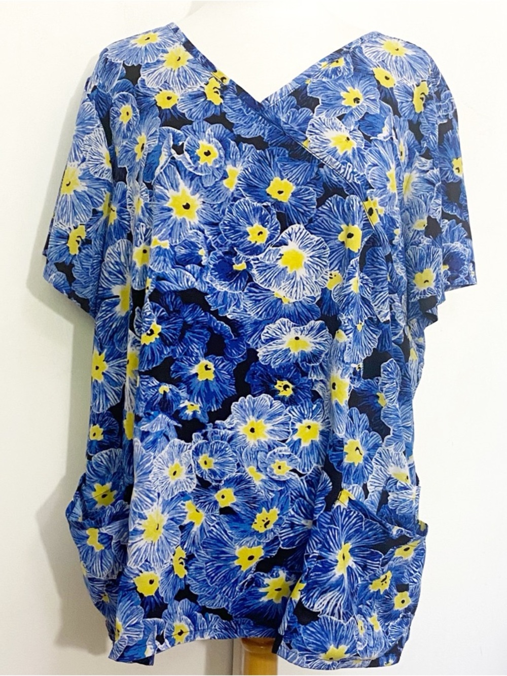 Landau Blue Floral V-Neck Scrub Top  With Yellow Accents 6 Pockets XXL
